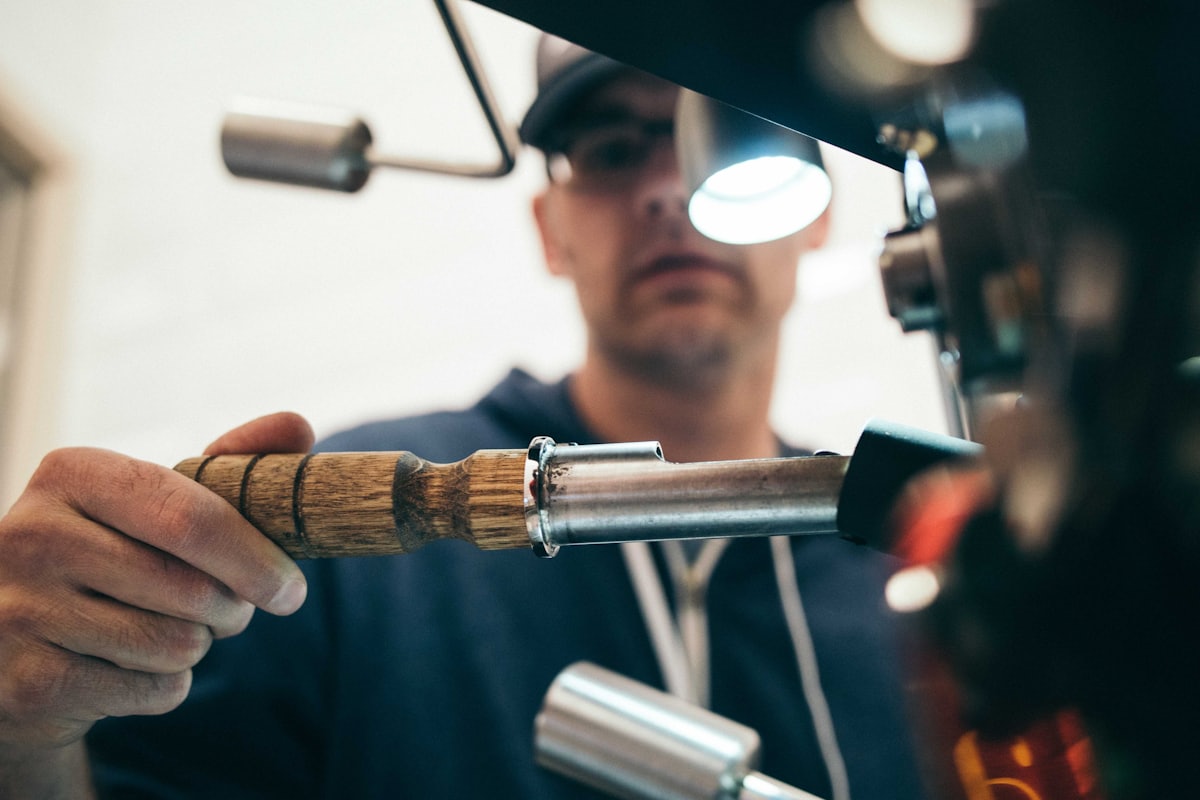Markus Bieler bei der Arbeit in der Werkstatt